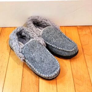 LUCKY BRAND Kids size 4 Gray slippers
